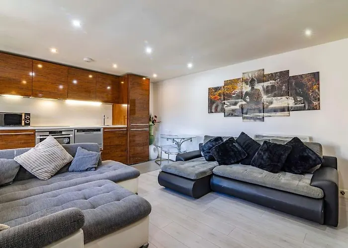Nottingham Central Apartment With Balcony And Two Bedrooms