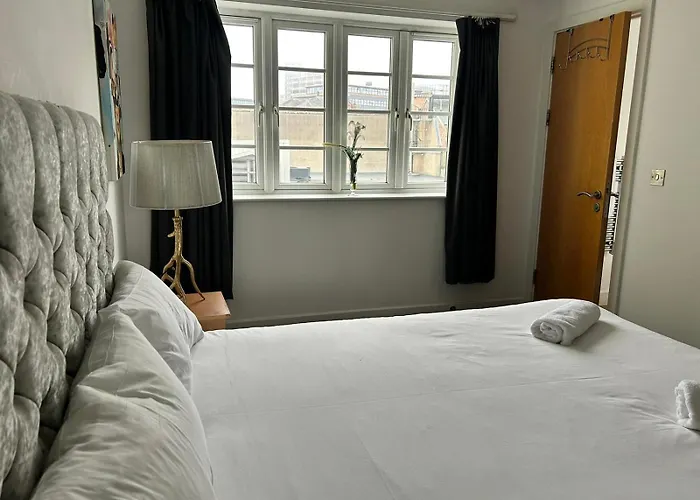 Nottingham Central Apartment With Balcony And Two Bedrooms