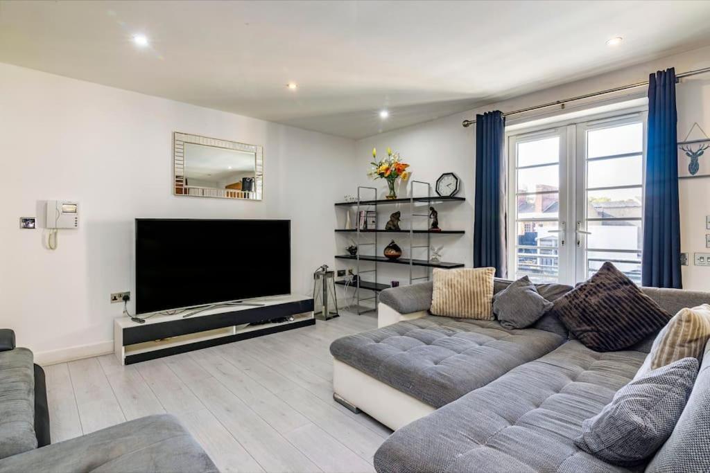 With Balcony And Two Bedrooms Apartment *