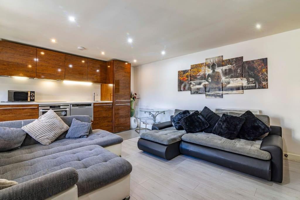Apartment With Balcony And Two Bedrooms Nottingham
