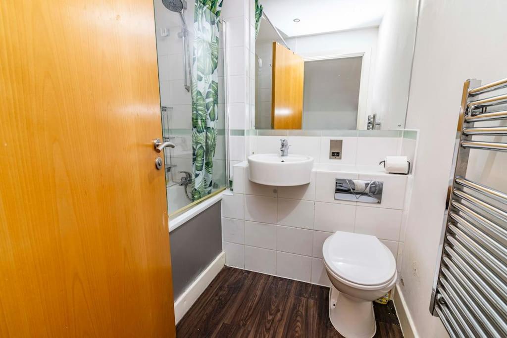 With Balcony And Two Bedrooms * Nottingham