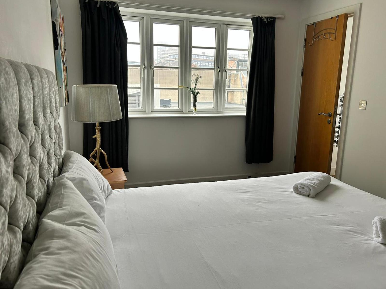With Balcony And Two Bedrooms Apartment Nottingham